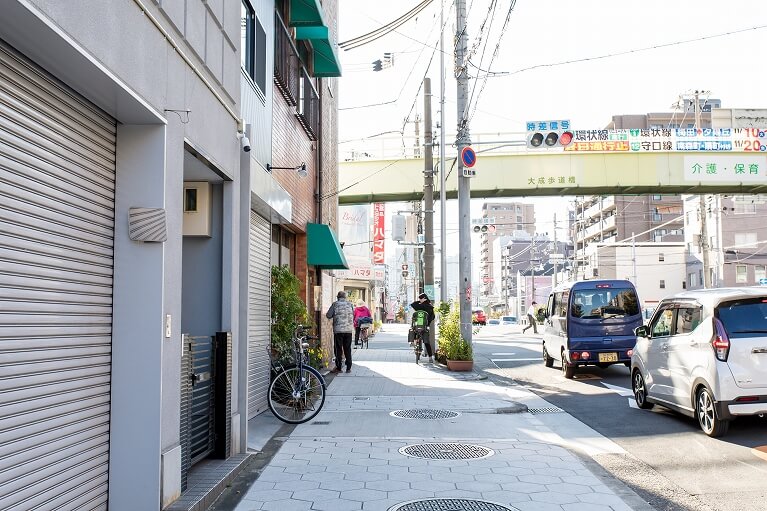 そして歩道橋がある交差点の剣橋東交差点を左折してください。