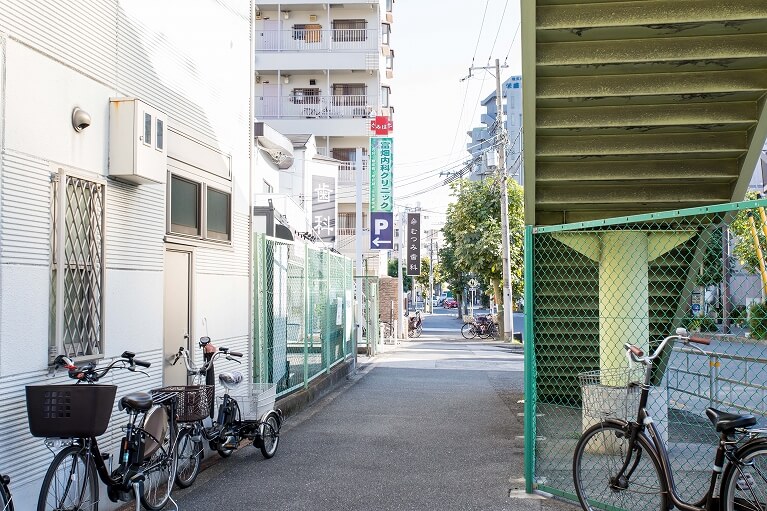 富畑内科クリニックの看板が見えてきます。