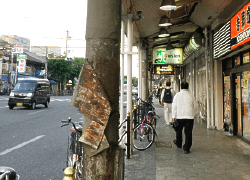 近鉄「鶴橋」駅の東口改札を出ていただき、千日前通を今里方面に向かってください。 少し行きますと右側に吉野家や左側にローソンが見えます。