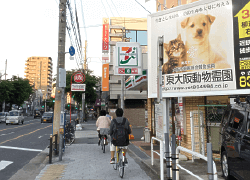 その先の玉津三丁目交差点をお進みいただくと郵便局（東成郵便局）、セブンイレブンが見えます。