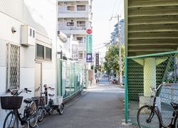 平野川を越え進みますと富畑内科クリニックの看板が見えます。信号を渡り歩道橋のある剣橋東交差点を右折です。近鉄鶴橋駅から約900mです。